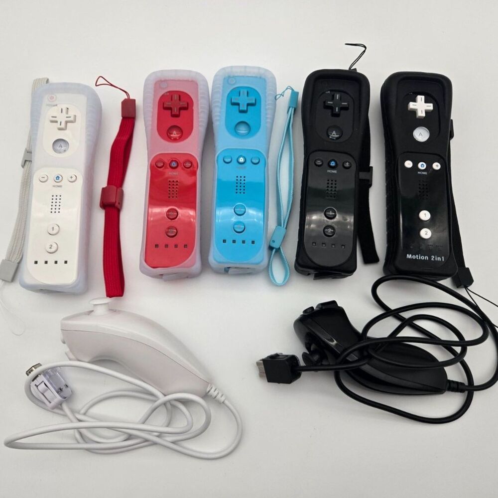 5 Remote Controllers 2 Nunchuks Non-OEM Aftermarket Powers On AS-IS